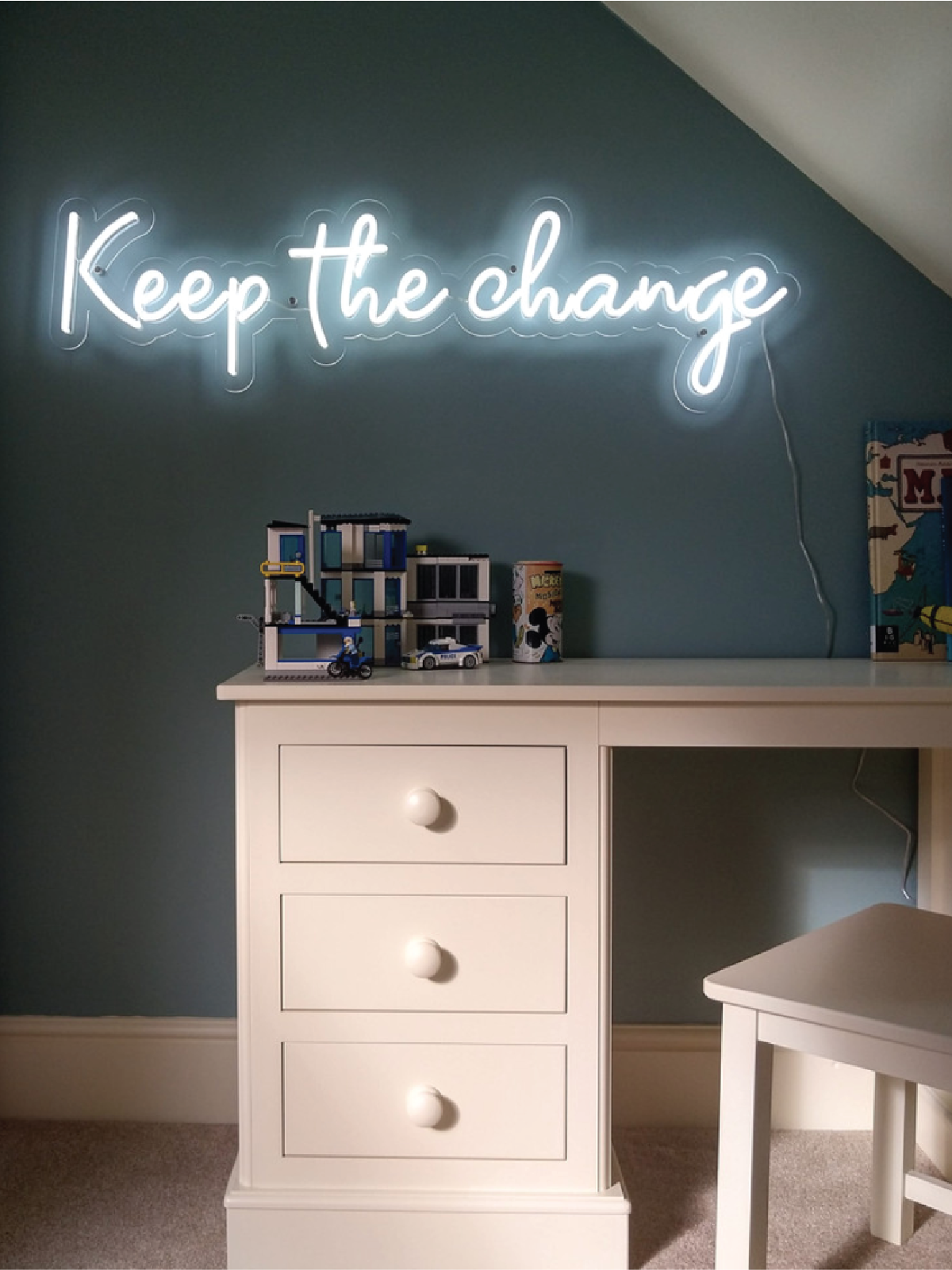 keep-the-change-neon-light-01